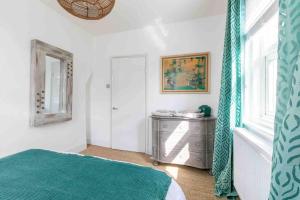 um quarto com uma cama, uma cómoda e uma janela em The Terrace At Westbrook - Pet friendly em Margate