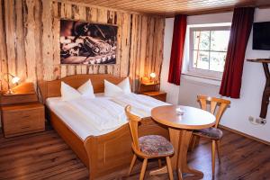 Postel nebo postele na pokoji v ubytování Landhotel zum Matthiasl