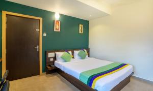 Itsy Hotels Vijaya Residency客房内的一张或多张床位