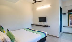 Itsy Hotels Vijaya Residency的电视和/或娱乐中心