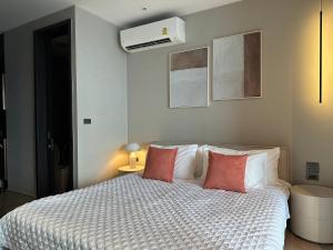 Postel nebo postele na pokoji v ubytování 502 Edge芭提雅市中心25楼高层海景服务公寓，芭提雅海湾景观，近沙滩，步行街，购物中心