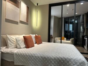 Postel nebo postele na pokoji v ubytování 502 Edge芭提雅市中心25楼高层海景服务公寓，芭提雅海湾景观，近沙滩，步行街，购物中心
