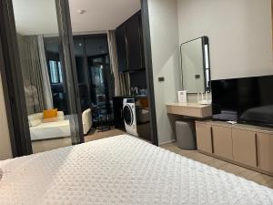 Postel nebo postele na pokoji v ubytování 502 Edge芭提雅市中心25楼高层海景服务公寓，芭提雅海湾景观，近沙滩，步行街，购物中心