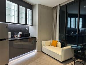 Kuchyň nebo kuchyňský kout v ubytování 502 Edge芭提雅市中心25楼高层海景服务公寓，芭提雅海湾景观，近沙滩，步行街，购物中心
