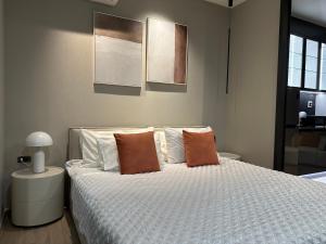Postel nebo postele na pokoji v ubytování 502 Edge芭提雅市中心25楼高层海景服务公寓，芭提雅海湾景观，近沙滩，步行街，购物中心