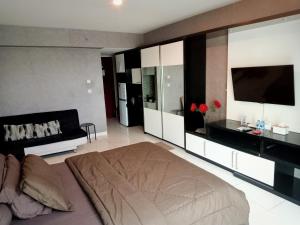 Ліжко або ліжка в номері Agrippina Rooms by Mataram City Apartement tower Sadewa