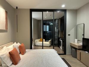 Postel nebo postele na pokoji v ubytování 502 Edge芭提雅市中心25楼高层海景服务公寓，芭提雅海湾景观，近沙滩，步行街，购物中心