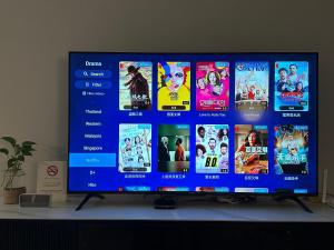 TV a/nebo společenská místnost v ubytování 502 Edge芭提雅市中心25楼高层海景服务公寓，芭提雅海湾景观，近沙滩，步行街，购物中心