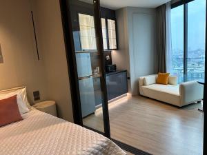 Postel nebo postele na pokoji v ubytování 502 Edge芭提雅市中心25楼高层海景服务公寓，芭提雅海湾景观，近沙滩，步行街，购物中心