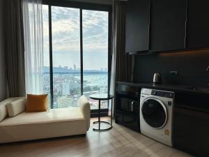 Posezení v ubytování 502 Edge芭提雅市中心25楼高层海景服务公寓，芭提雅海湾景观，近沙滩，步行街，购物中心
