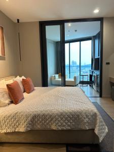 Postel nebo postele na pokoji v ubytování 502 Edge芭提雅市中心25楼高层海景服务公寓，芭提雅海湾景观，近沙滩，步行街，购物中心