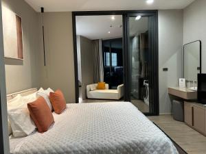 Postel nebo postele na pokoji v ubytování 502 Edge芭提雅市中心25楼高层海景服务公寓，芭提雅海湾景观，近沙滩，步行街，购物中心
