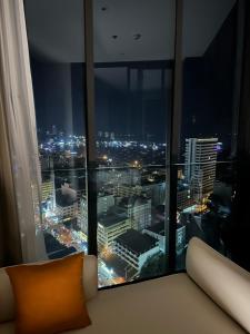 Nespecifikovaný výhled na destinaci Pattaya Central nebo výhled na město při pohledu z aparthotelu