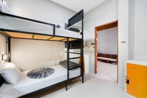 Postel nebo postele na pokoji v ubytování Chill Inn Samui Hostel and Restaurant