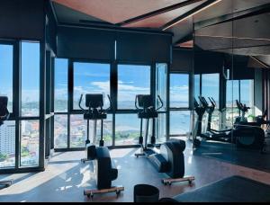 Fitness centrum a/nebo fitness zařízení v ubytování 502 Edge芭提雅市中心25楼高层海景服务公寓，芭提雅海湾景观，近沙滩，步行街，购物中心