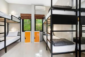 Postel nebo postele na pokoji v ubytování Chill Inn Samui Hostel and Restaurant