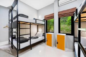 Postel nebo postele na pokoji v ubytování Chill Inn Samui Hostel and Restaurant