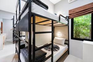 Postel nebo postele na pokoji v ubytování Chill Inn Samui Hostel and Restaurant