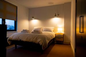 ein Schlafzimmer mit einem Bett mit zwei Handtüchern darauf in der Unterkunft Luxury 1 Bedroom Apartment Lymington, New Forest in Lymington