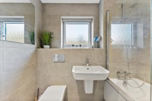 a bathroom with a sink and a toilet and a shower at Beautiful 2 Bed Apartment in Warwick - Parking in Leek Wootton
