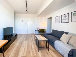 een woonkamer met een blauwe bank en een tafel bij Phaedrus Living: Ourania City Heights Flat in Limassol