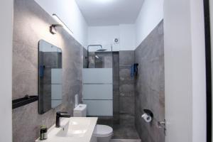 y baño con lavabo, aseo y espejo. en Phaedrus Living: Ourania City Heights Flat, en Limassol