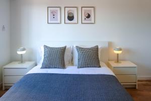Giường trong phòng chung tại Phaedrus Living: Ourania City Heights Flat