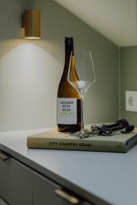a bottle of wine and a glass sitting on a counter at SeaSide LOFTS im Herzen von Westerland in Westerland (Sylt)