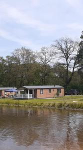 een gebouw naast een waterlichaam bij Goorzicht in Aalten