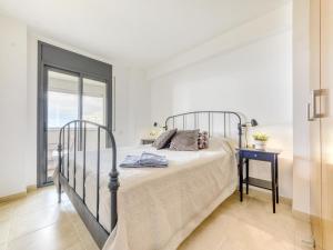 - une chambre blanche avec un lit et une fenêtre dans l'établissement Apartment Cristal Mar by Interhome, à Empuriabrava