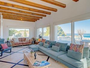 ein Wohnzimmer mit blauen Sofas und einem Tisch in der Unterkunft Villa Batavia by Interhome in Balcon del Mar