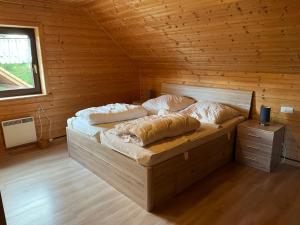 ハッセルフェルデにあるHoliday Home Funke by Interhomeの木造キャビン内のベッドルーム1室(ベッド2台付)