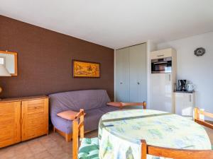 Posezení v ubytování Apartment Les Rives de la Favière-8 by Interhome