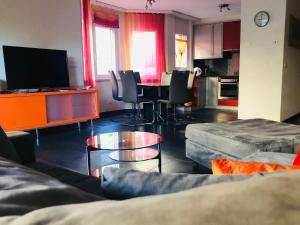 ein Wohnzimmer mit einem Sofa und einem Tisch in der Unterkunft Apartment Edelweiss D by Interhome in Leukerbad