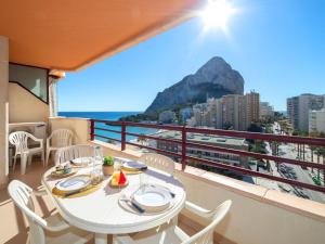 balcón con mesa y sillas y vistas al océano en Apartment Zafiro 02 by Interhome, en Calpe