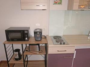 uma pequena cozinha com um micro-ondas e um fogão em Apartment Muehlbach by Interhome em Fliess