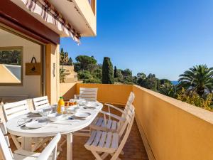 En balkon eller terrasse på Apartment Cadet Rousse-6 by Interhome