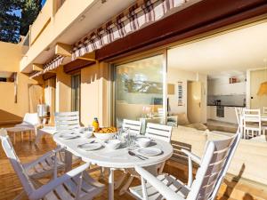 ル・ラヴァンドゥーにあるApartment Cadet Rousse-6 by Interhomeの白いテーブルと椅子のあるダイニングルーム +22枚の写真