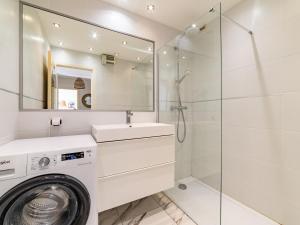 Et badeværelse på Apartment Cadet Rousse-6 by Interhome + 17 billeder