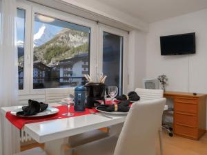 ein Esszimmer mit einem Tisch und Bergblick in der Unterkunft Apartment Residence A-3 by Interhome in Zermatt