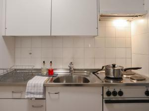 cocina con fregadero y fogones en Apartment Residence A-3 by Interhome en Zermatt