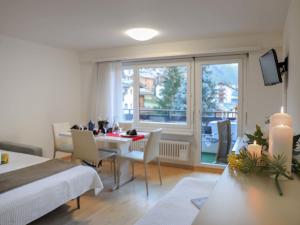 1 dormitorio con mesa y sillas y comedor en Apartment Residence A-3 by Interhome en Zermatt