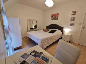 サン・マロにあるHoliday Home La Baie des Corsaires-4 by Interhomeのベッドルーム1室(ベッド1台、デスク、テーブル付)