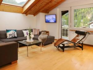 salon z kanapą i stołem w obiekcie Apartment Brigitte by Interhome w mieście Zermatt