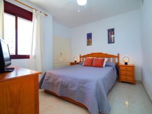 1 dormitorio con 1 cama, TV y ventana en Apartment Zafiro 03 by Interhome, en Calpe