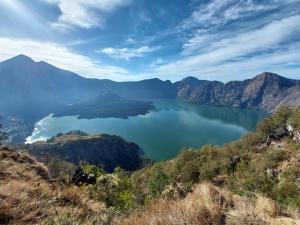 a view of a crater lake in the mountains at Ila Homestay in Senaru