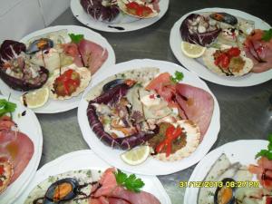 un montón de platos de comida en una mesa en Agriturismo La Targa, en Buonfornello