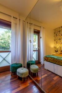羅馬的住宿－LU Apartment Eur，一间卧室配有一张床、两张长椅和镜子