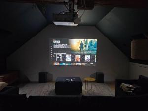a stage with a screen in a dark room at BNB Green refuge: Vakantiehuis met zeer grote tuin in Londerzeel