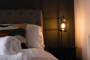 1 dormitorio con 1 cama con lámpara en una mesita de noche en Renovated 3 Bedroom House in Lowton Pennington, en Leigh